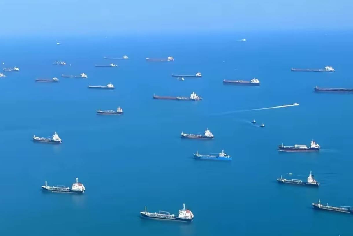 特朗普下劝降令，不给稀土就放金融核弹？新加坡总统喊话中国放弃自给自足