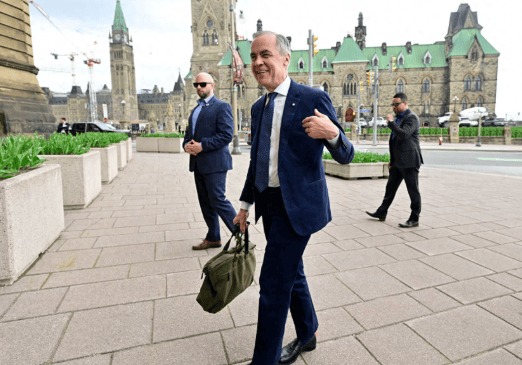 特朗普深夜发文,宣布终止谈判!中国已接到通知,美亲密盟友倒戈?卡尼对华抛出橄榄枝