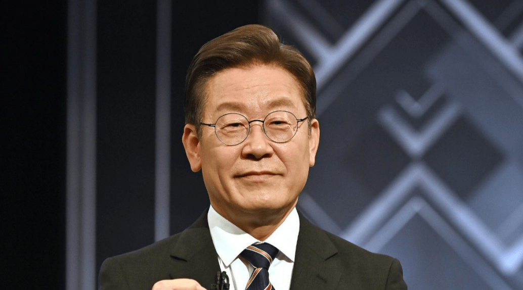 特朗普早早到场，与中方谈完100分钟后，亲自把中方领导人送上车