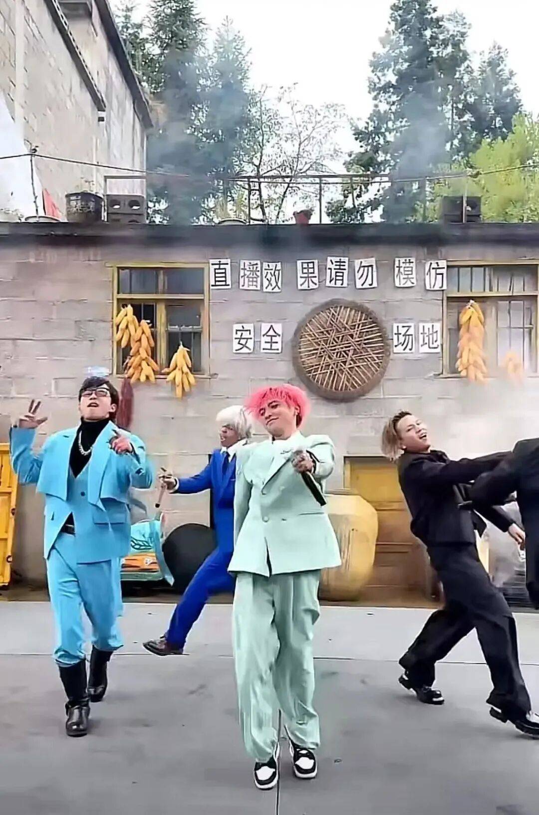 “云南BIGBANG”爆火,5人为亲兄弟!百万人直播间围观,各大品牌争夺榜一,当地文旅局回应
