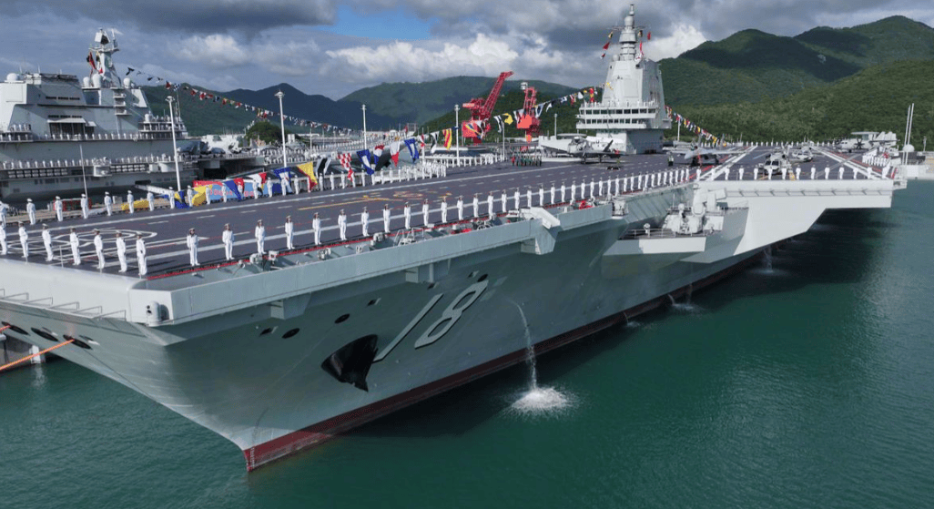 福建舰入列后，美国人感叹：要么击沉它，要么我们就得学中国一样会用筷子