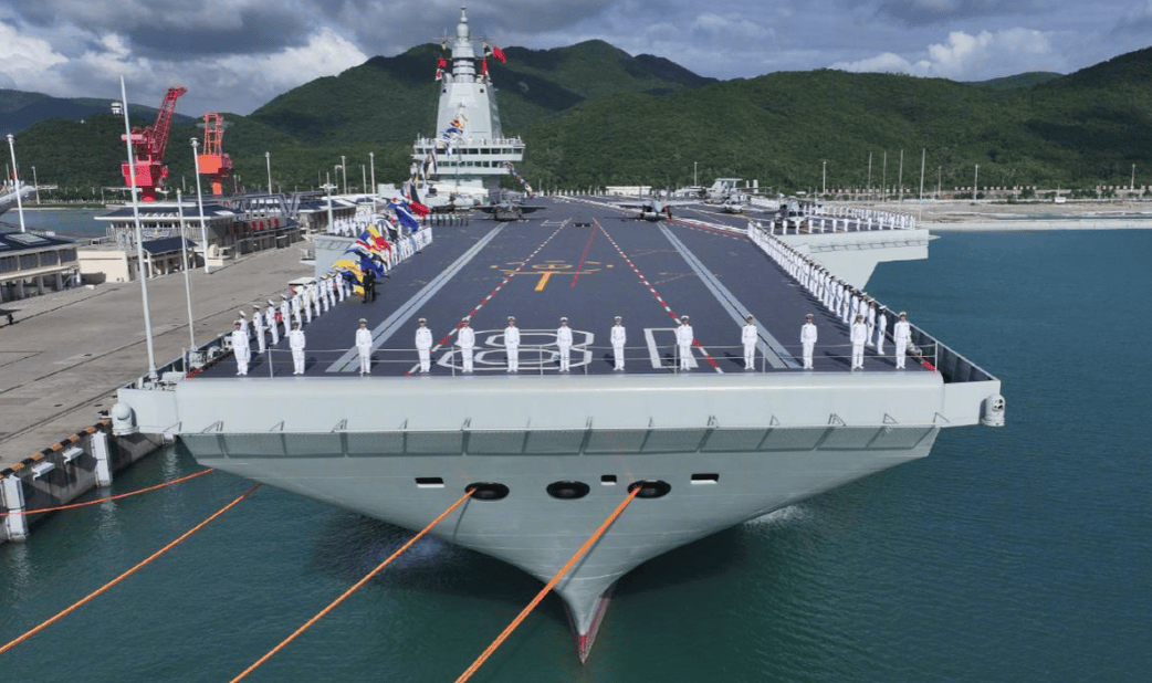 福建舰入列后，美国人感叹：要么击沉它，要么我们就得学中国一样会用筷子