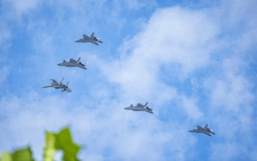 高市早苗通知全球，不撤回涉台言论，话音刚落，解放军攻击11亮相