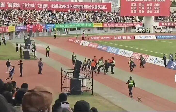球员飞踹裁判！公安机关介入