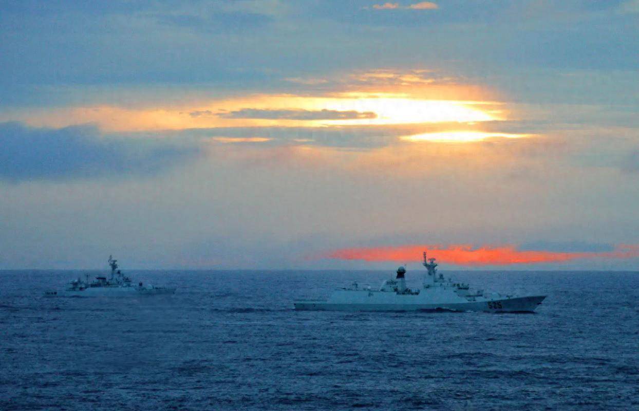 中国在黄海三天实弹演习，外资紧急撤离出日本，日官员已抵华，高市早苗想体面认输？