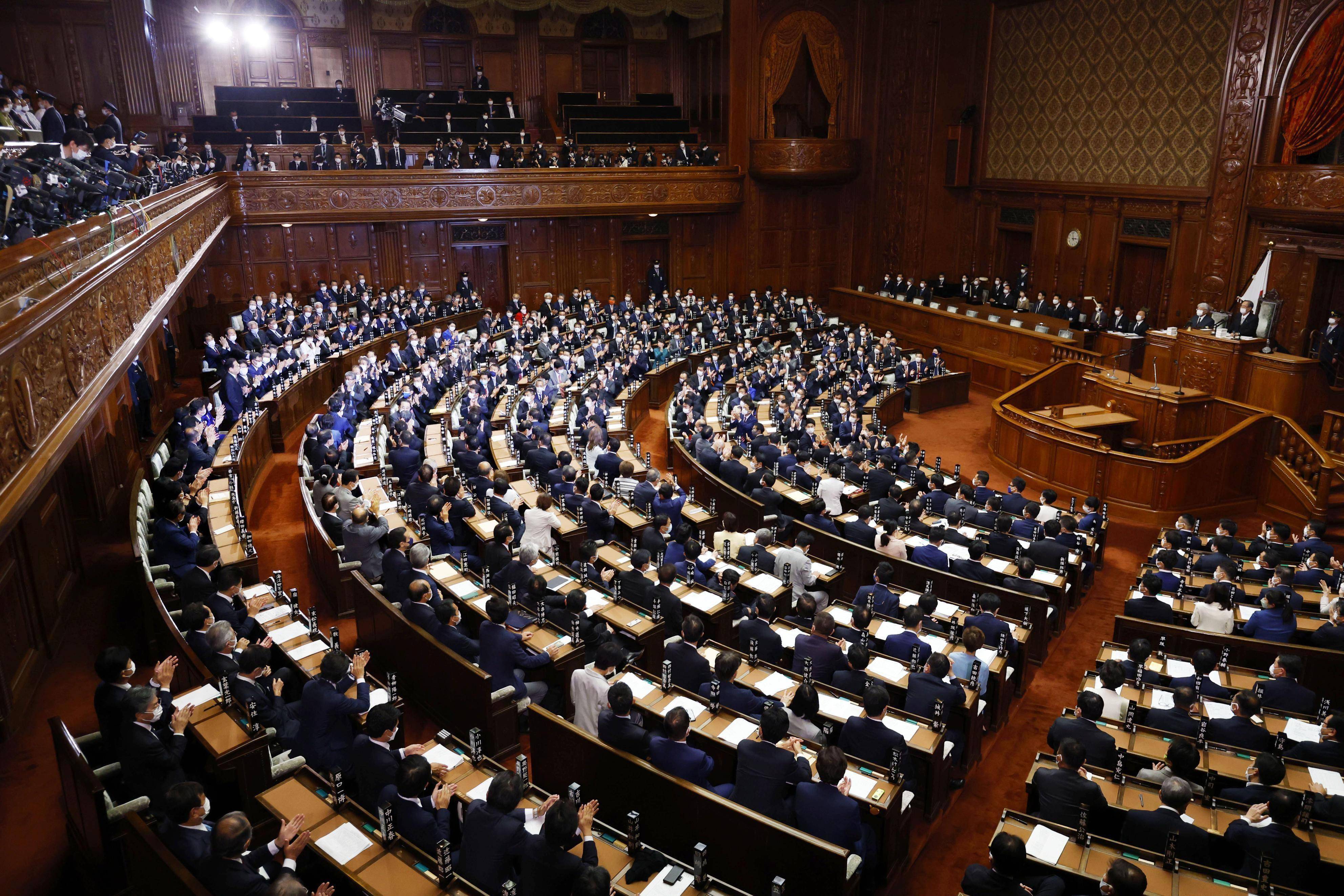 中国在黄海三天实弹演习，外资紧急撤离出日本，日官员已抵华，高市早苗想体面认输？