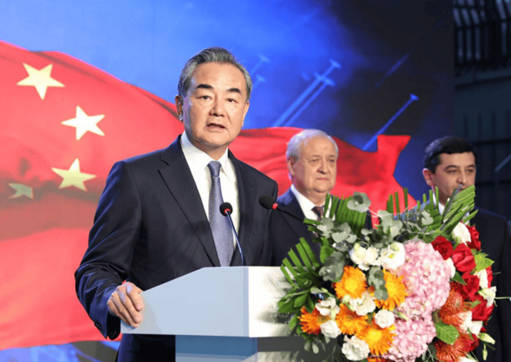 高市早苗G20上“炮轰”俄罗斯，王毅对她换了称呼，3国当场力挺中国！