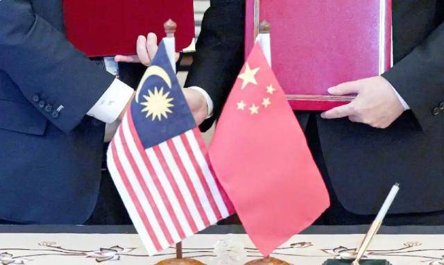 与美国签协议，犯了众怒！中方严正关切，马来西亚急赴华澄清