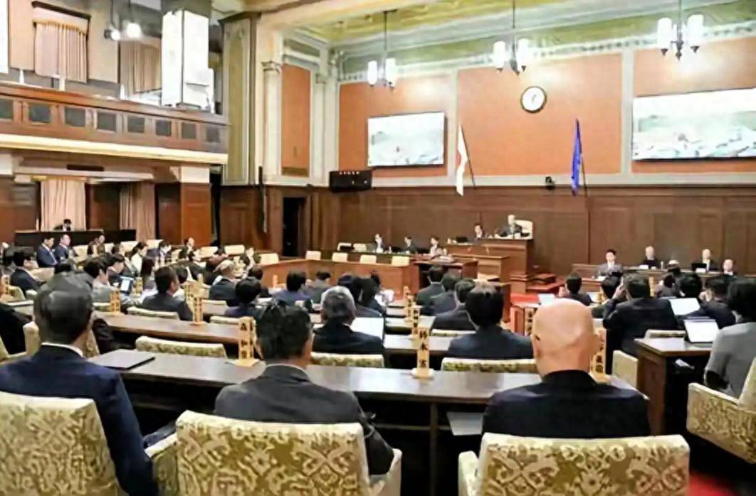 日本正式通过决议，要求薛剑总领事公开道歉！12月高市早苗还要办一桩大事