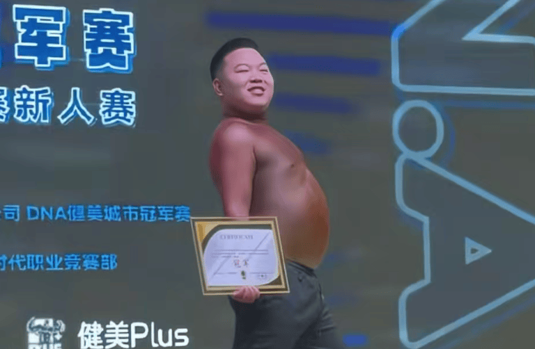175斤“小胖子”再战健美比赛获网友力挺，拿下线上人气冠军，本人回应：将认真减重，以更专业的状态上赛场