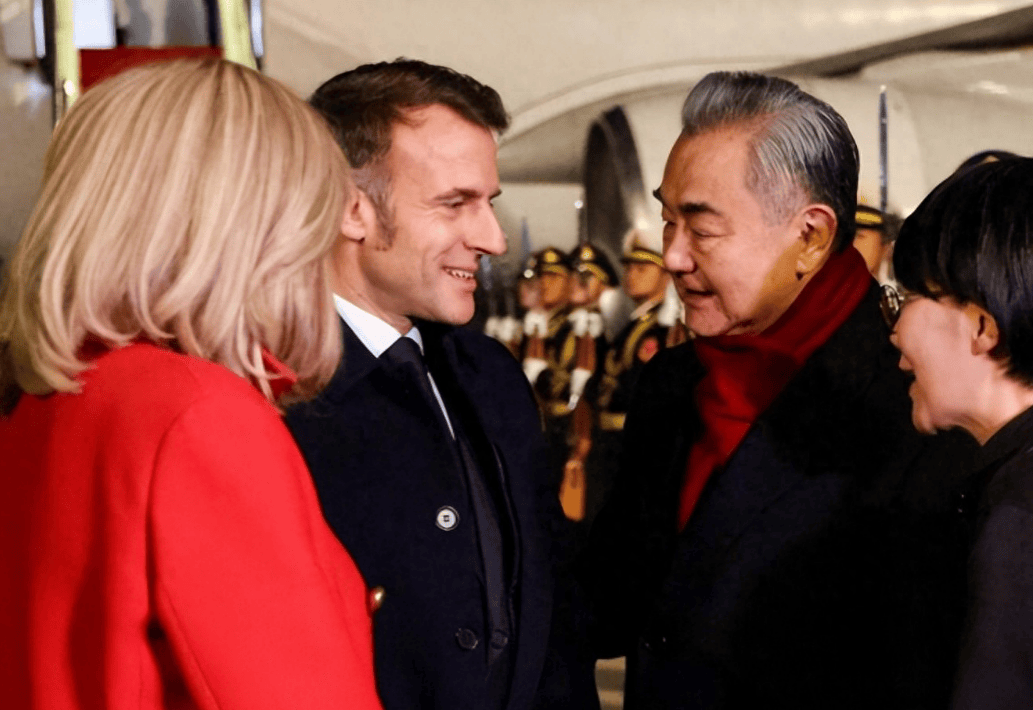 马克龙携超豪华阵容访华，中方选择隆重接待，王毅外长衣着有讲究！