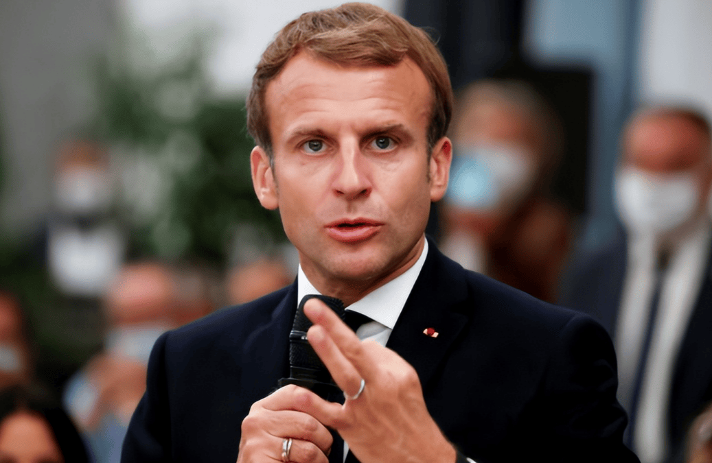 马克龙携超豪华阵容访华，中方选择隆重接待，王毅外长衣着有讲究！