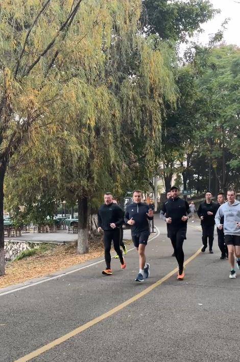 成都理发师晨跑偶遇法国总统马克龙：跑第一圈没认出来，第二圈相遇对方主动打招呼