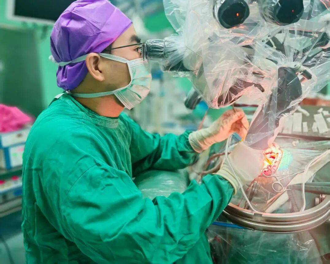 广东一男子20多年不敢一个人出门，医生从他脑中取出10厘米活虫