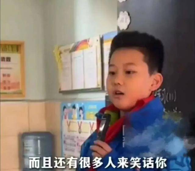 校服被写侮辱性文字，9岁男孩勇敢发声！全网点赞