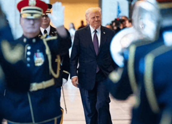 中俄反对无效！美军福特号航母亲自压阵，距离“开战”只差特朗普一声令下？局势一触即发