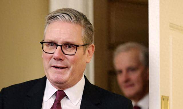 中方第1击即王炸,英首相访华泡汤!英国宣布:从中国周边后撤