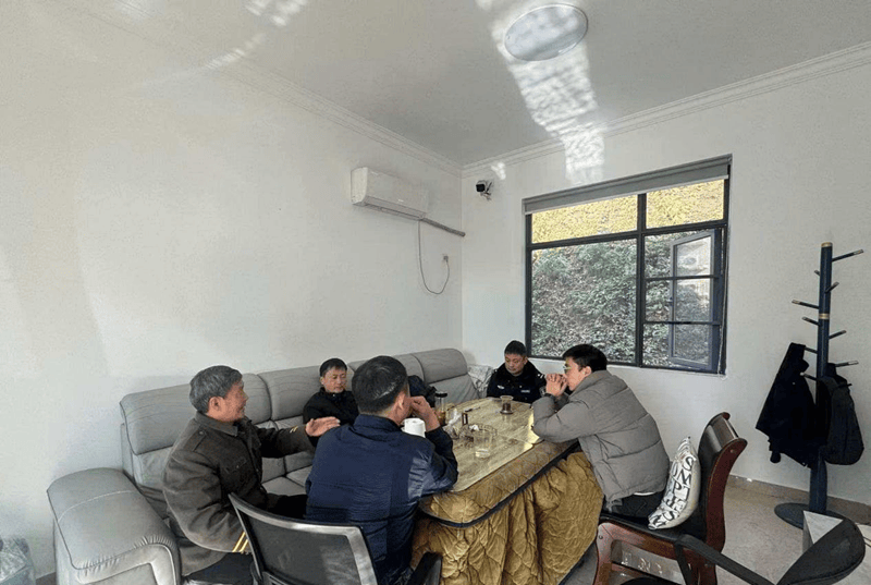 常德一校车鸣笛警示突然窜出的流浪狗,狗受惊撞伤女子,经调解校车给予人道主义赔偿