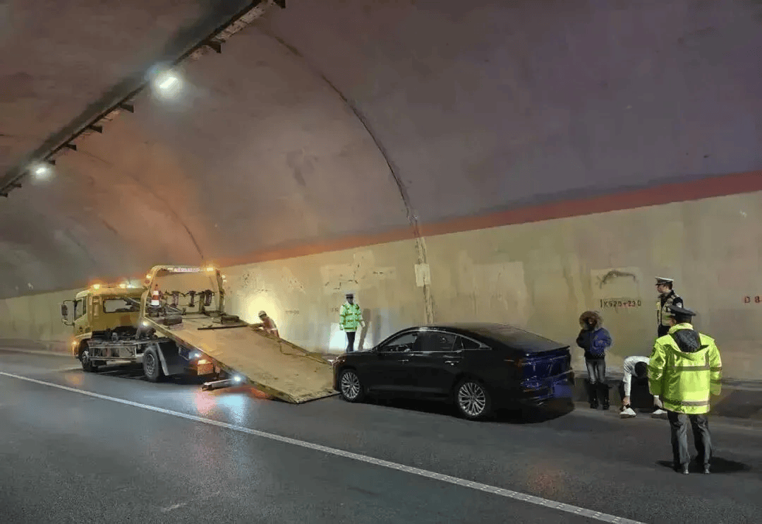 高速上刹车失灵！小轿车时速115狂奔490公里，司机4个半小时高度紧张，下车后浑身发抖无法说话