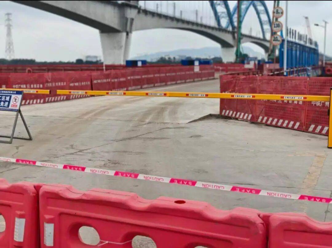 致一家五口死亡!广东江门一施工栈桥发生汽车坠河事件,事件原因调查和善后工作正在进行中