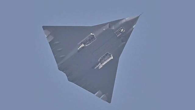 这也太快了,第三架歼-36原型机首飞,赶着圣诞给美国“送礼”来了