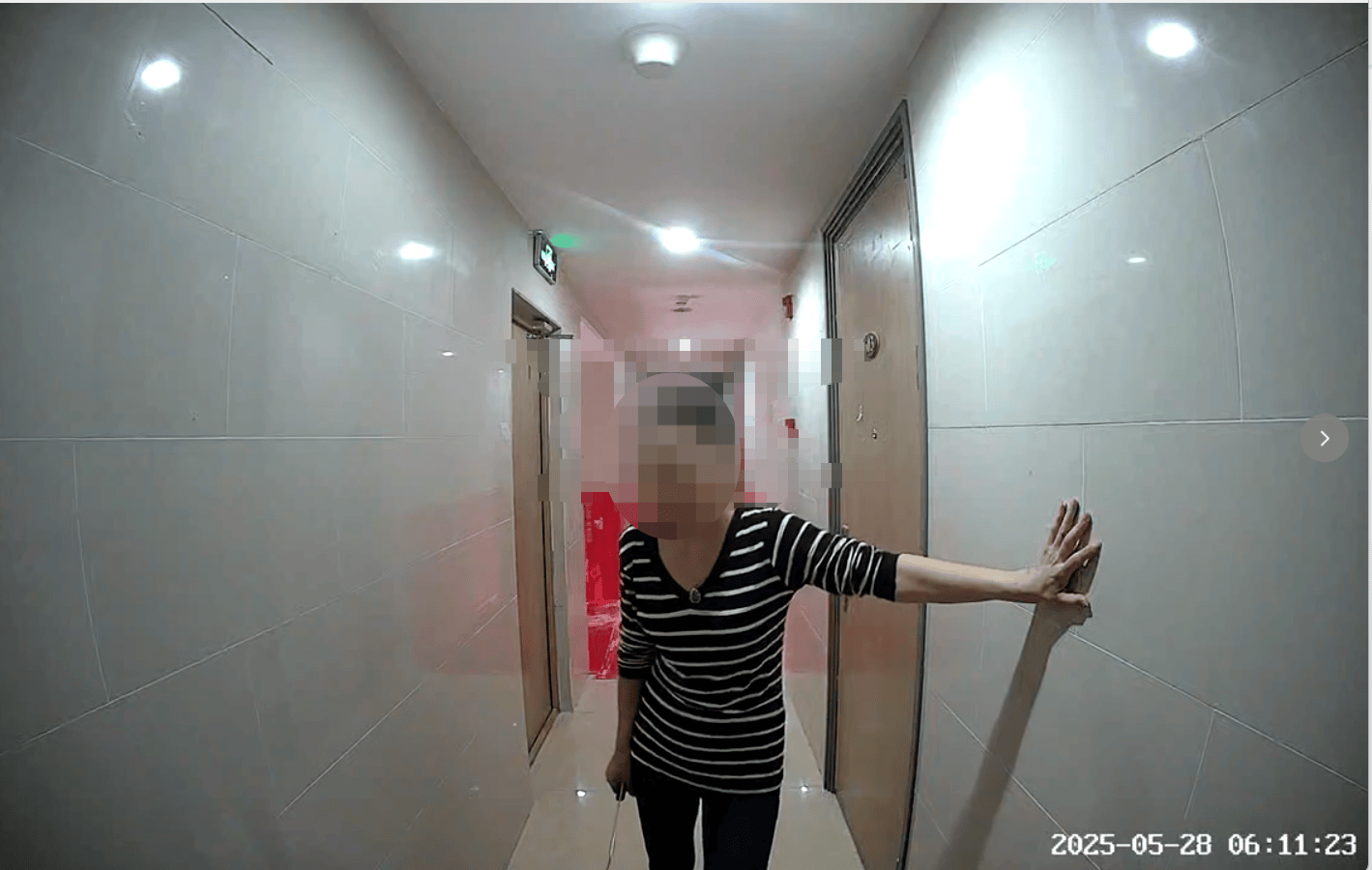 声称被“脑控”?女子上门砍门、踹门、辱骂,邻居被迫搬家 警方:已将女子送医