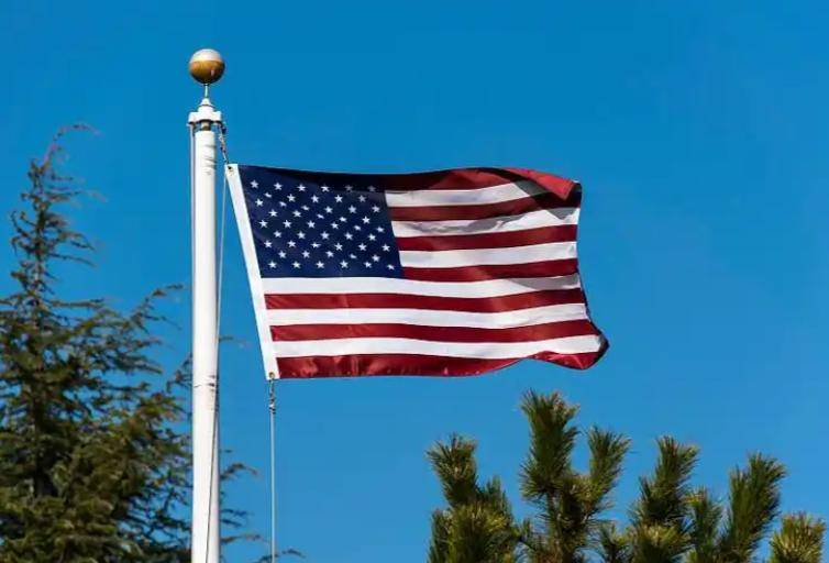 新加坡总理黄循财表态:绝不让中国从这个国家多拿走一片芯片