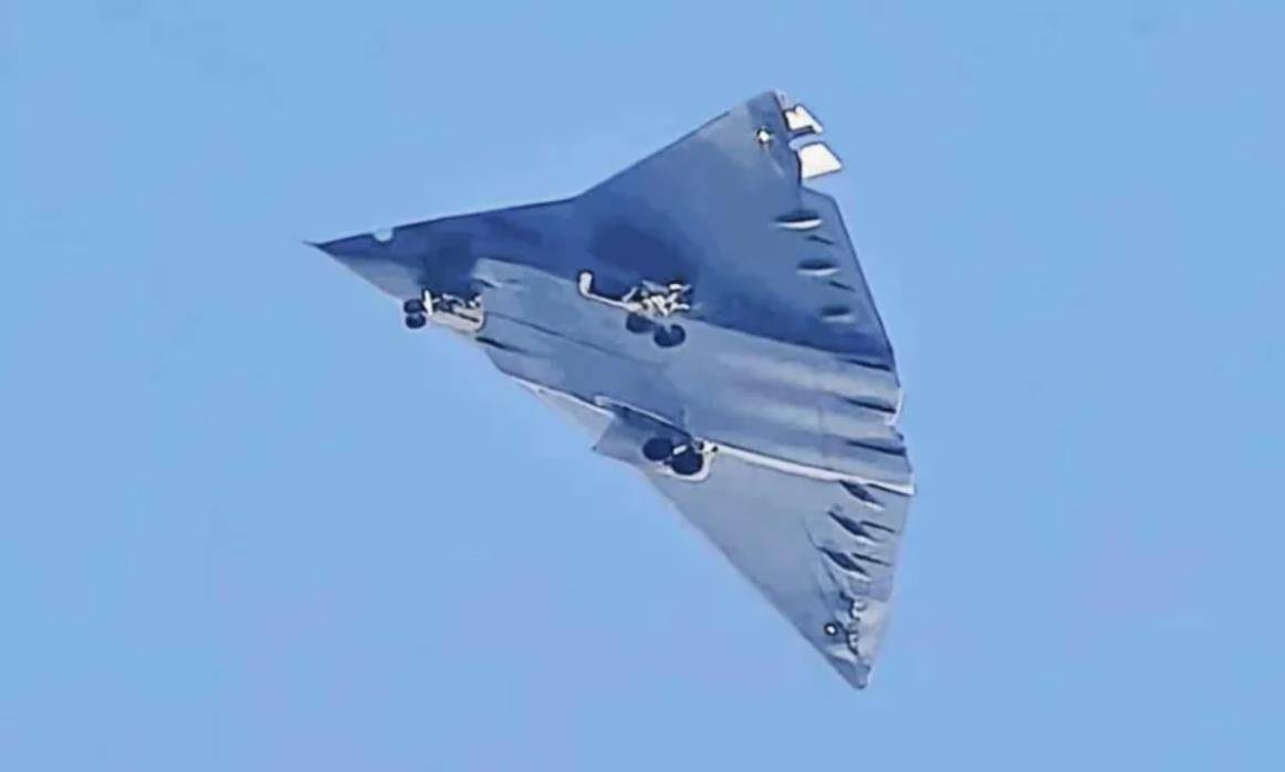 3架歼36,10架歼-20A,076舰三机,鹰击20亮剑,美军摆烂不加班了