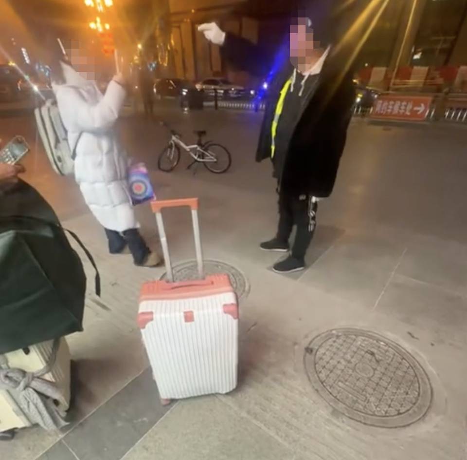 长春警方通报:47岁无业男子在火车站向3名外地学生违法揽客,行拘