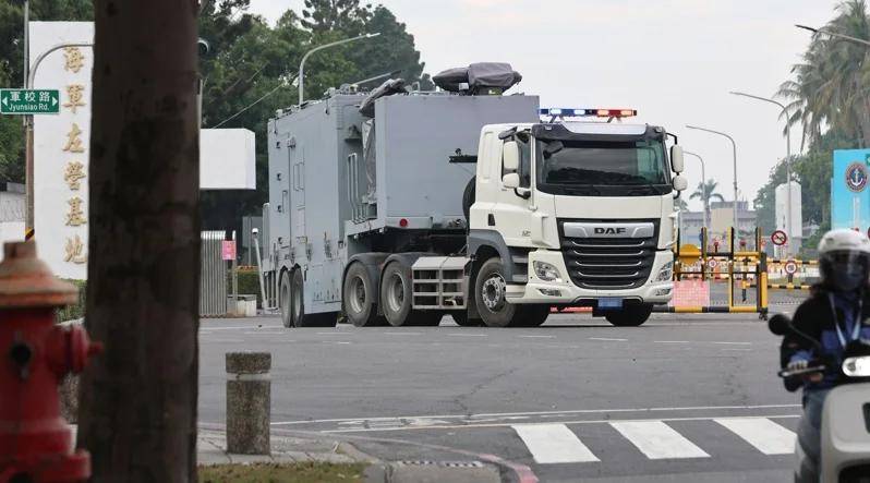 8个台军中将通报:解放军89架战机出击,055开火,075舰逼近台岛