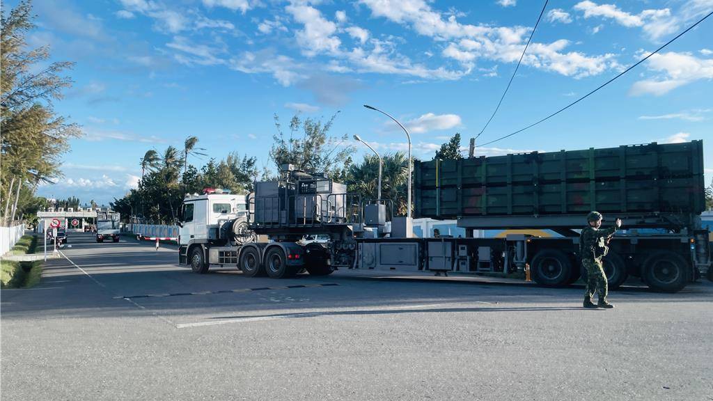 8个台军中将通报:解放军89架战机出击,055开火,075舰逼近台岛