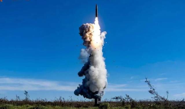 全球独一份,中国洲际导弹车为啥要“横着走”?这里面真有大讲究