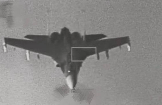 对峙升级,台军公布F16V“锁定”歼16画面,距开火只剩一个按钮?