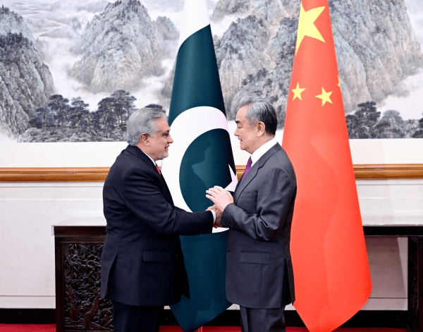 王毅：我们从不认为哪一个国家可以充当国际警察