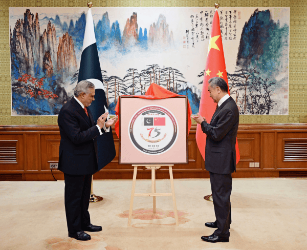 王毅：我们从不认为哪一个国家可以充当国际警察