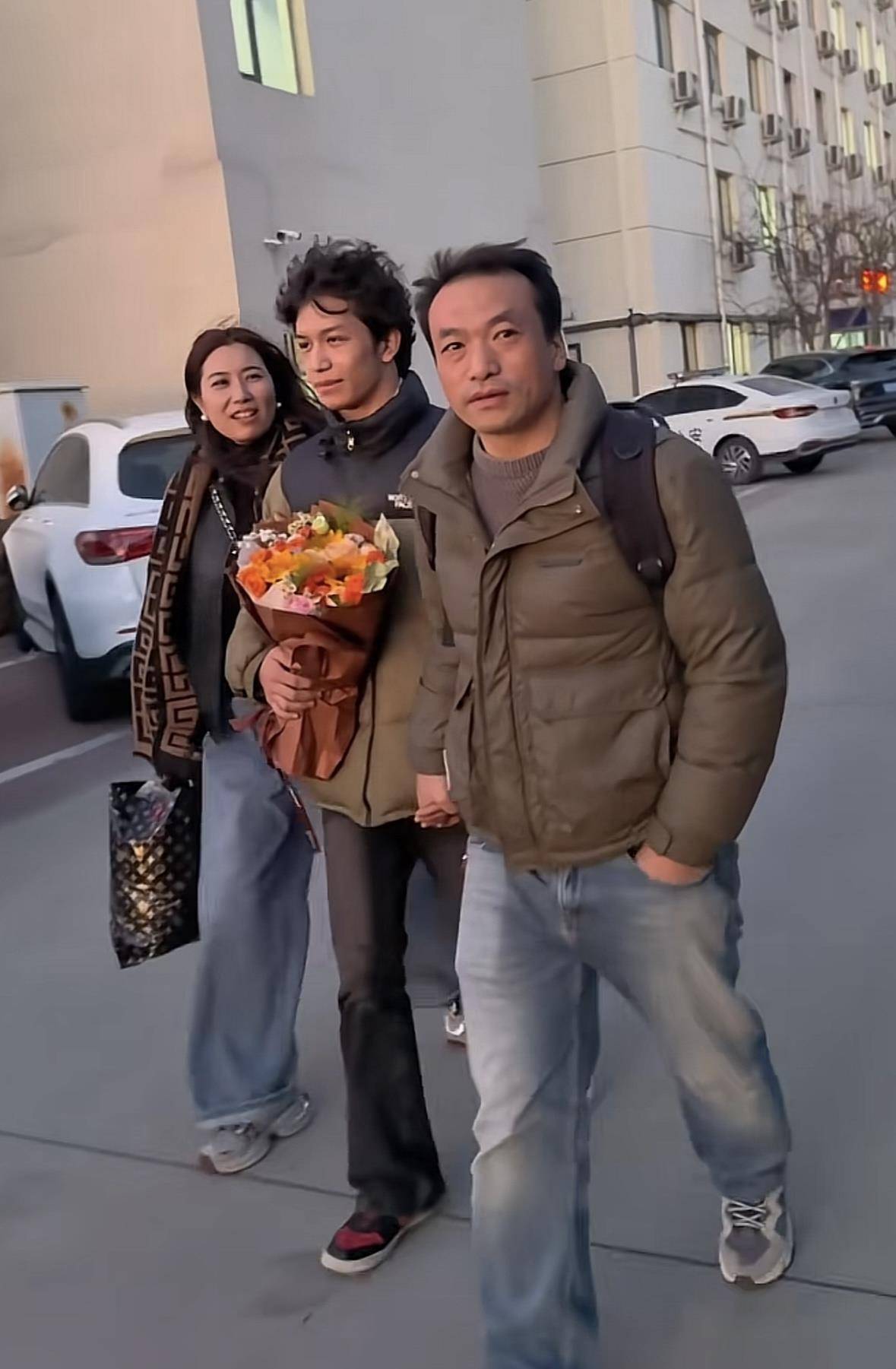 被拐17年的马仔昊认亲成功!母亲泣不成声拉住手“再也不放开了”,杜小华:替他们开心,相信“小米奇”也一定能找到