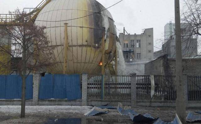 联合反美！俄潜艇为油轮护航，猛烈轰炸美国工厂，中国向全球表态