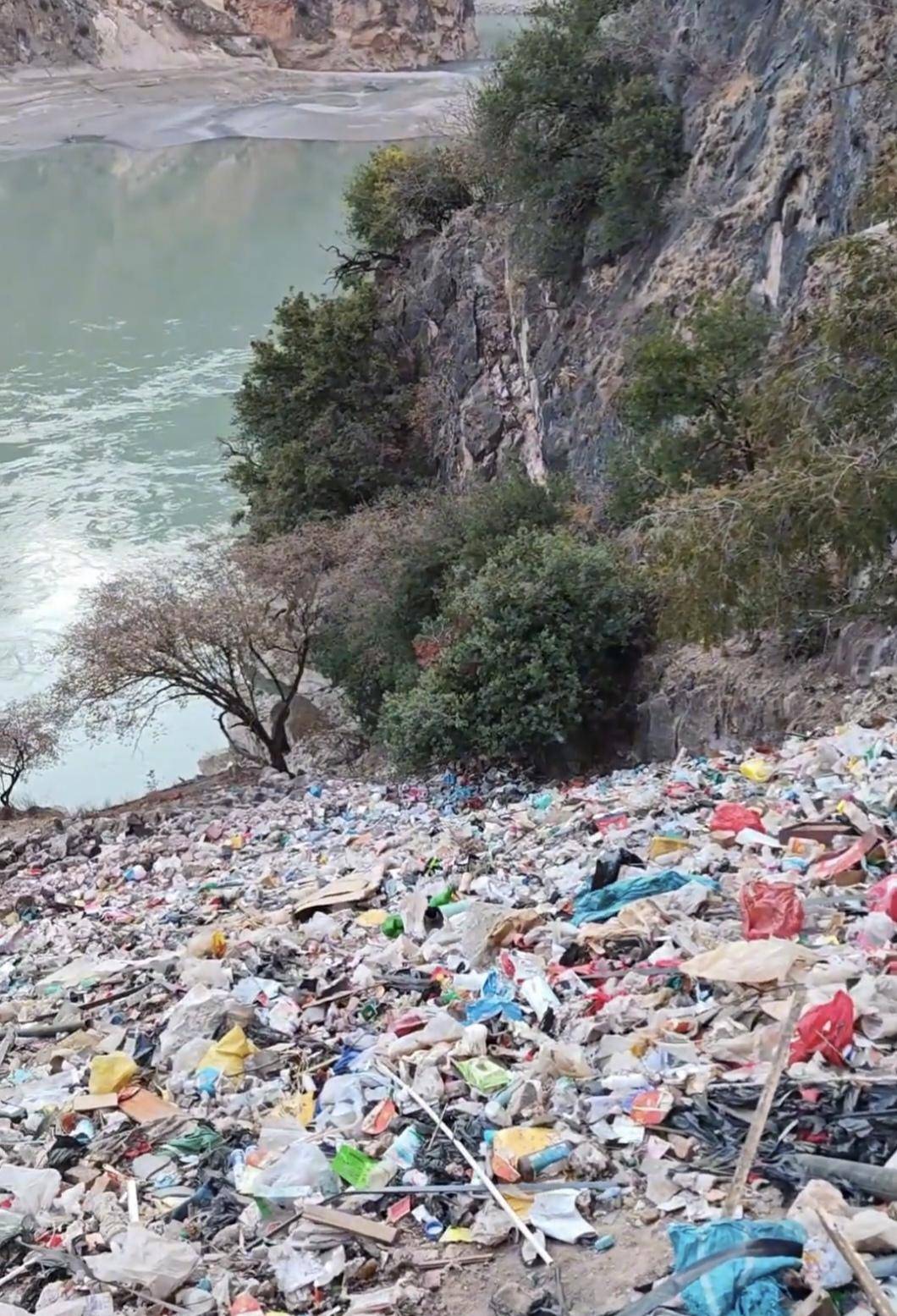 网友曝木里金沙江边被倾倒大量垃圾 官方回应:已全部清理完毕,主要为生活垃圾