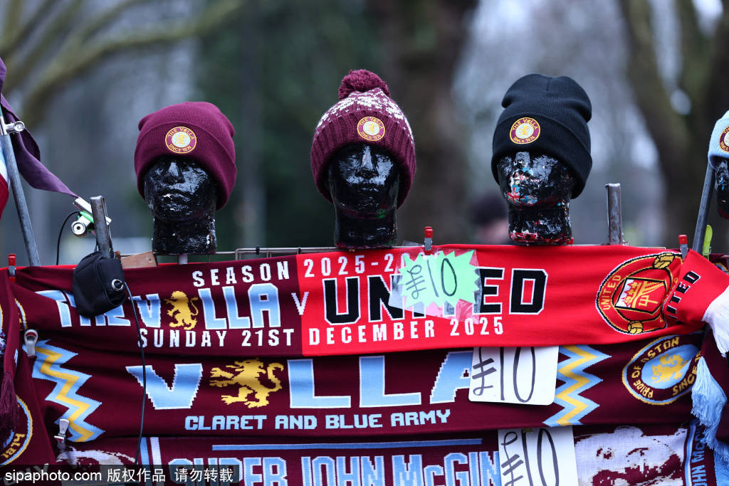 曼联球迷看台打横幅抗议:拉爵没戏,我们想要回我们的俱乐部