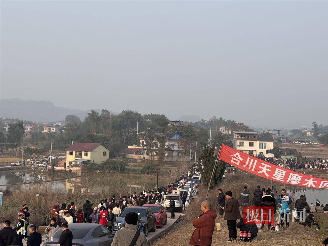 实探“千人帮忙杀猪”的合川庆福村：热闹如5A级景区，车流堵到5公里外，有网友骑摩托接人进村