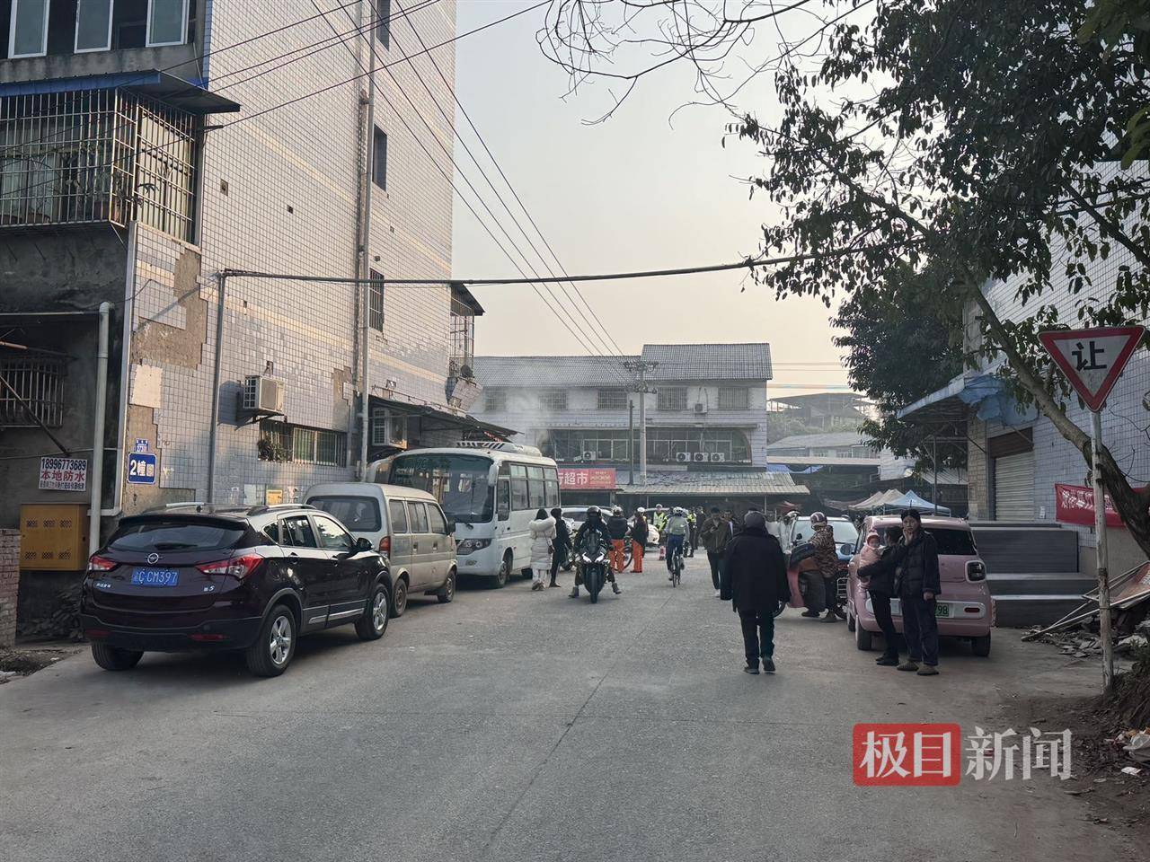 实探“千人帮忙杀猪”的合川庆福村：热闹如5A级景区，车流堵到5公里外，有网友骑摩托接人进村