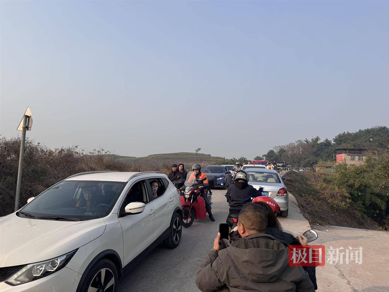实探“千人帮忙杀猪”的合川庆福村：热闹如5A级景区，车流堵到5公里外，有网友骑摩托接人进村