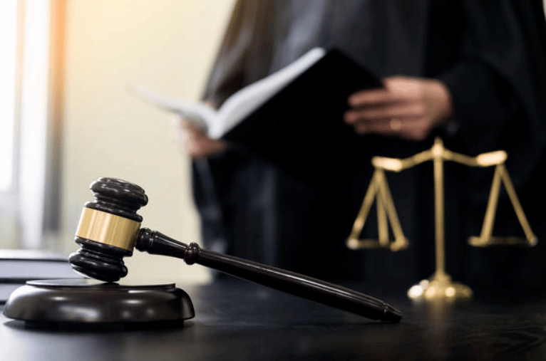 女子醉酒后见前男友和闺蜜同在厕所难以接受，坠楼致截瘫起诉多方索赔 判了