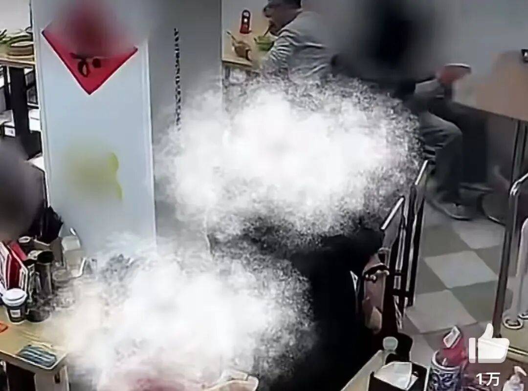 6位顾客花19元点两碗汤，在店里留下大量垃圾，老板要求带走垃圾被怼“就这点格局”