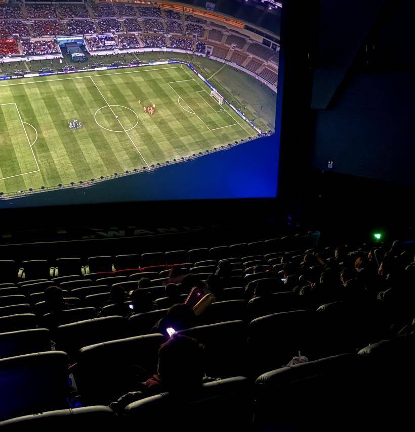 U23国足4球败给日本，武汉球迷在影院观赛加油，赛前有车企承诺如夺冠为两名球员送车