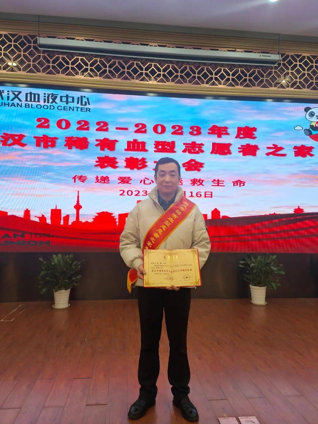 武汉男子坚持16年不熬夜不喝酒，原因让人没想到……