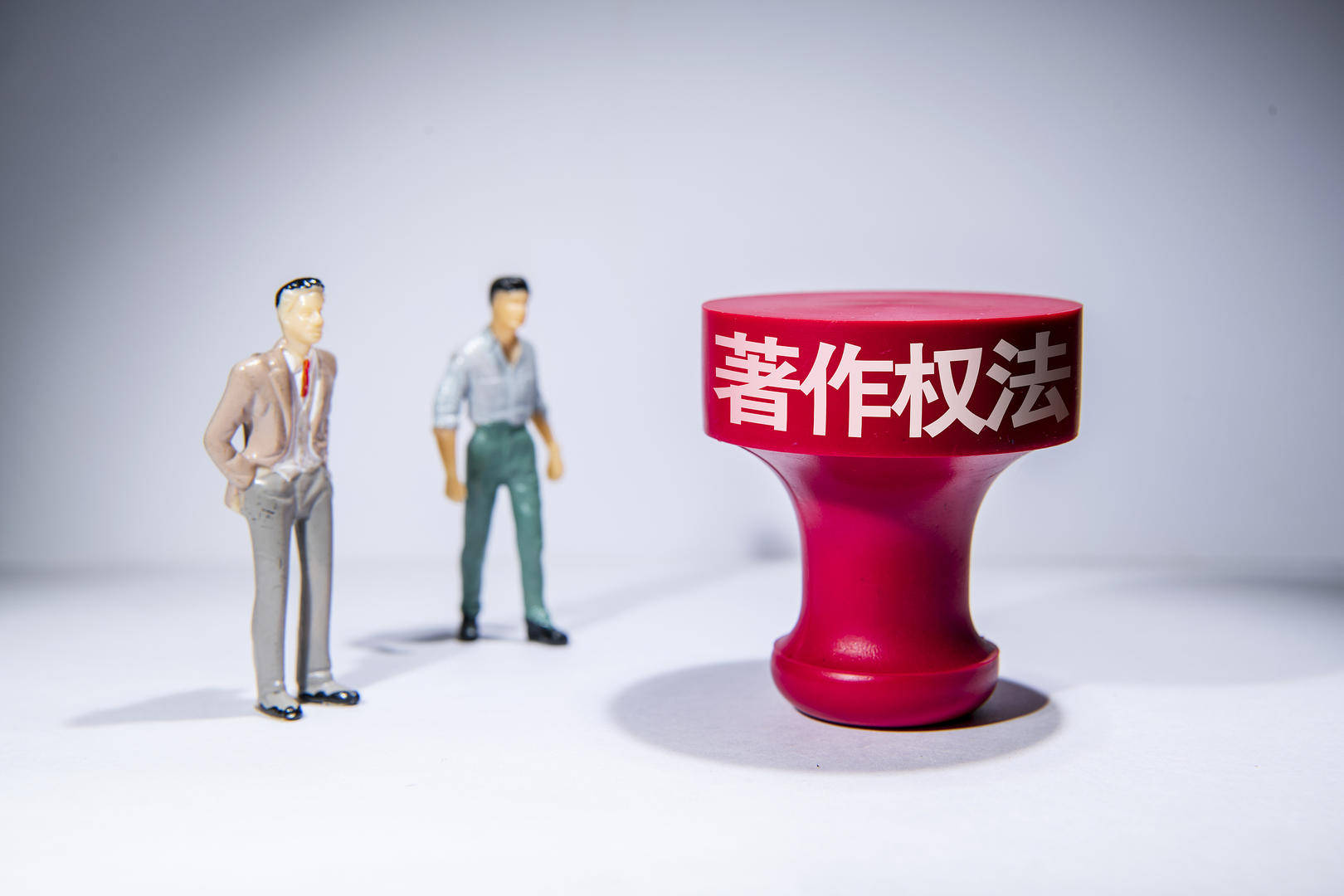 邀请歌手在企业年会上唱歌,被判赔偿4万元,律师:“合理使用”有边界