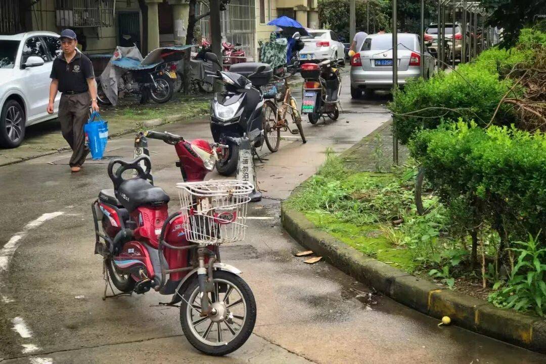 事发上海一山姆超市!两女子1个举动致停车场拥堵引发围观!商场回应