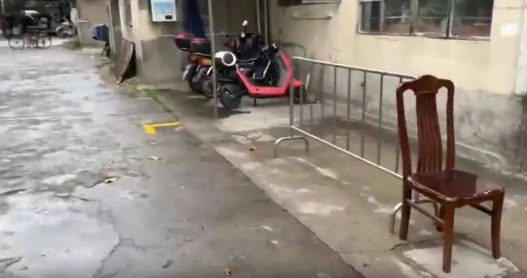 事发上海一山姆超市!两女子1个举动致停车场拥堵引发围观!商场回应