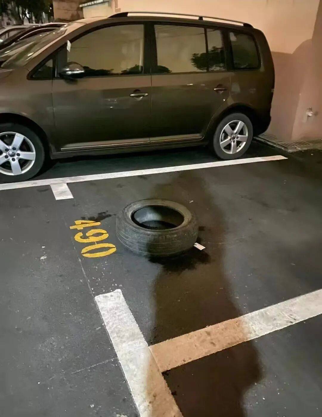 事发上海一山姆超市!两女子1个举动致停车场拥堵引发围观!商场回应